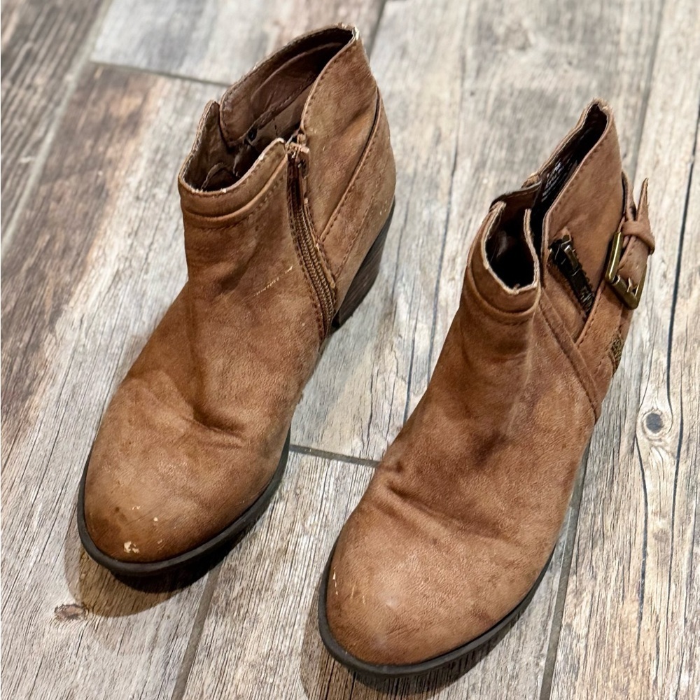 Boots - Picture 5 of 10